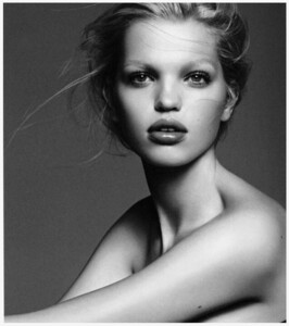 daphne-groeneveld-by-karim-sadli-for-dior-magazine-2-springsummer-2013-3.thumb.jpg.af13edda99a85afa687b6b1757c78ff2.jpg