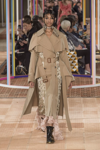 defile-alexander-mcqueen-printemps-ete-2018-paris-look-4.thumb.jpg.b0638bacee3272c297a3cd4111622c0f.jpg