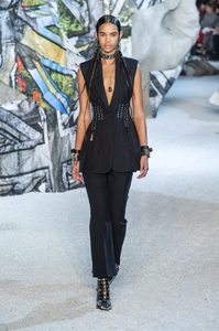 defile-alexander-mcqueen-printemps-ete-2019-paris-look-9.thumb.jpg.20c4474504f421886bb023bb0306b26e.jpg