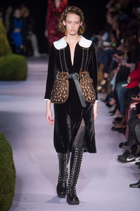 defile-altuzarra-automne-hiver-2017-2018-new-york-look-22.thumb.jpg.2d54ef5821d86748e245e2b5a8a23b27.jpg