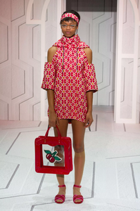 defile-anya-hindmarch-printemps-ete-2018-londres-look-40.thumb.jpg.78e36d51b24e97f890ceedb97c7af7ce.jpg