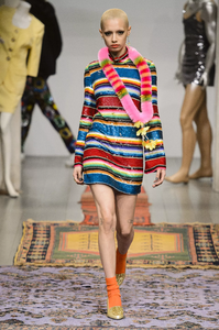 defile-ashish-automne-hiver-2018-2019-londres-look-7.thumb.jpg.1a3e051f684cbffbd31353c9b719a99b.jpg