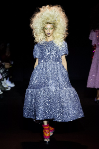 defile-ashish-automne-hiver-2019-2020-londres-look-36.thumb.jpg.3f088b99acdd128ebfed3891f443c640.jpg