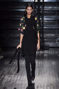 defile-atlein-automne-hiver-2020-2021-paris-look-24.thumb.jpg.8fd1bbcb176e955d2dcf151224630729.jpg