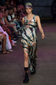 defile-baja-east-printemps-ete-2017-new-york-look-26.thumb.jpg.1811f73d3d2cb63aa9bb64633e2235b6.jpg