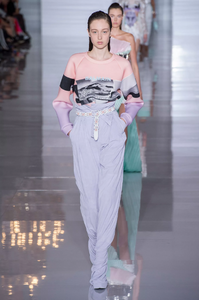 defile-balmain-printemps-ete-2019-paris-look-52.thumb.jpg.049e8f3e3efccac35f23eed4d93a9fdb.jpg