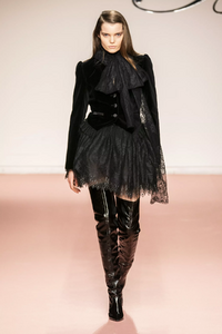 defile-blumarine-automne-hiver-2019-2020-milan-look-37.thumb.jpg.9e964eb1fe327018f2c6dbc82ff9f15b.jpg