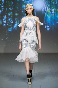 defile-bora-aksu-printemps-ete-2019-londres-look-6.thumb.jpg.85af58b1705ee8150b9301e746ce32e8.jpg