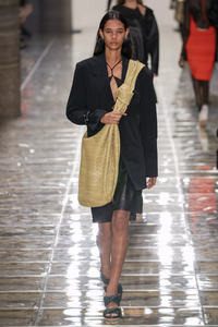 defile-bottega-veneta-printemps-ete-2020-milan-look-33.thumb.jpg.581e90965972c42afe385fa346891bf5.jpg