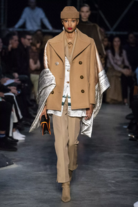 defile-burberry-automne-hiver-2019-2020-londres-look-95.thumb.jpg.3873cd55abb5502bd83efed209365c97.jpg