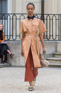 defile-cedric-charlier-printemps-ete-2019-paris-look-9.thumb.jpg.a951971cd7707c1c7ace2111c9c59794.jpg