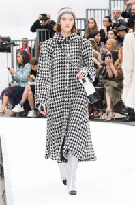 defile-chanel-automne-hiver-2017-2018-paris-look-67.thumb.jpg.683e764c21c462aaa5ad96644a24bd51.jpg