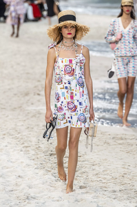 defile-chanel-printemps-ete-2019-paris-look-47.thumb.jpg.d7262a14123d34a93d4f3b0f1b7f9885.jpg