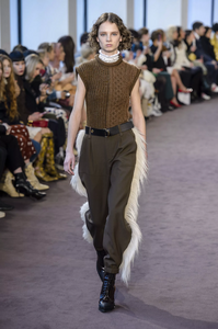 defile-chloe-automne-hiver-2018-2019-paris-look-35.thumb.jpg.d06a14e240e76e8d1c4057032148f961.jpg