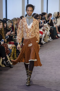 defile-chloe-automne-hiver-2018-2019-paris-look-5.thumb.jpg.51c3fe95302e22462456210f2482cfd2.jpg