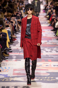 defile-christian-dior-automne-hiver-2018-2019-paris-look-6.thumb.jpg.f988d2448678a0c3fd308e8f1cad48cc.jpg