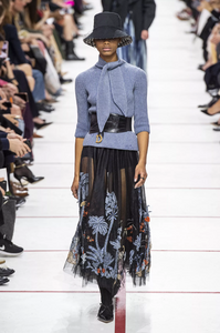 defile-christian-dior-automne-hiver-2019-2020-paris-look-73.thumb.jpg.056358aacff96b63dfbf50a3996a8c67.jpg