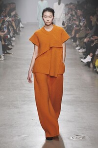 defile-christian-wijnants-automne-hiver-2020-2021-paris-look-16.thumb.jpg.17f3a8abce01f7b84062f77bb7c8f75c.jpg