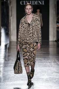 defile-cividini-automne-hiver-2019-2020-milan-look-26.thumb.jpg.b3723e33a0ae1eeb83bb9ea5969ff36d.jpg