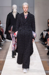 defile-comme-des-garcons-printemps-ete-2019-paris-look-24.thumb.jpg.7f4b95db37aee1cdff9ffb43fd8b6f52.jpg