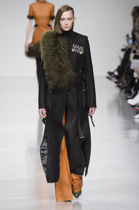 defile-david-koma-automne-hiver-2017-2018-londres-look-2.thumb.jpg.6b649004aba47a56bbbaca2274b3cb7c.jpg