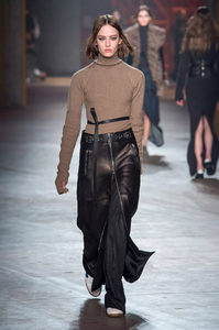 defile-diesel-black-gold-automne-hiver-2017-2018-milan-look-15.thumb.jpg.fb5a3ee390cdada736e3b86431667f1a.jpg