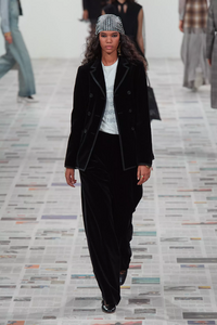 defile-dior-automne-hiver-2020-2021-paris-look-35.thumb.jpg.446212d553951d50a8aa4e4085839c4b.jpg