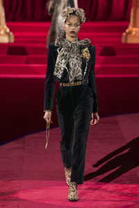 defile-dolce-amp-gabbana-automne-hiver-2019-2020-milan-look-27.thumb.jpg.9e3103066d4df82d29cb3c767ec4c33d.jpg