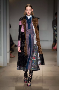 defile-erdem-automne-hiver-2017-2018-londres-look-8.thumb.jpg.d118b3ed2c4a894f6ab42c0104f7c24d.jpg