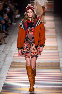 defile-etro-automne-hiver-2018-2019-milan-look-20.thumb.jpg.b6b711edb22038924f038a1a7311f145.jpg