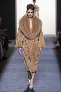 defile-fendi-automne-hiver-2018-2019-paris-look-41.thumb.jpg.b47ae70e1540020bfe9534facd7efc6a.jpg