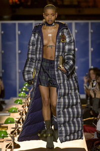 defile-fenty-puma-by-rihanna-automne-hiver-2017-2018-paris-look-5.thumb.jpg.20687ce0fb277a2b1b449f2ac2b29290.jpg