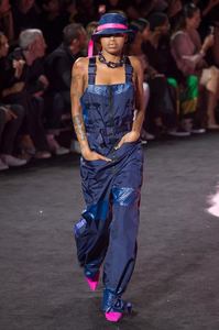 defile-fenty-puma-by-rihanna-printemps-ete-2018-new-york-look-6.thumb.jpg.4f9518b1e7c03afdc4c20ae5d4b130bf.jpg