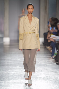 defile-gabriele-colangelo-printemps-ete-2020-milan-look-2.thumb.jpg.2a6c697df853b1f4820848362859dca4.jpg