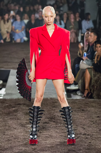 defile-gareth-pugh-printemps-ete-2019-londres-look-25.thumb.jpg.371c0bdb8caf29deaad20b0d85df6403.jpg