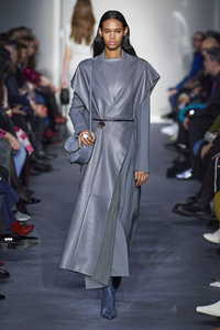 defile-giada-automne-hiver-2020-2021-milan-look-34.thumb.jpg.8036cb54df7641f0cfcc52b885238350.jpg