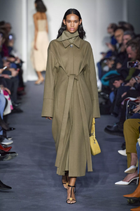 defile-giada-automne-hiver-2020-2021-milan-look-6.thumb.jpg.041c6a81682af74f428b8f10be3e1a81.jpg