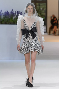 defile-giambattista-valli-automne-hiver-2018-2019-paris-look-4.thumb.jpg.11ae9be8a1aacbcb3cbde6386069598c.jpg