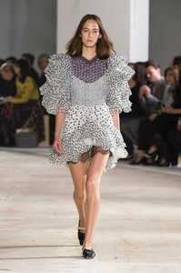 defile-giambattista-valli-printemps-ete-2018-paris-look-30.thumb.jpg.0d26a3775457403ed9a95bdeb1c2ea36.jpg