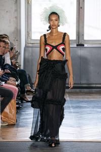 defile-giambattista-valli-printemps-ete-2020-paris-look-28.thumb.jpg.fe5d7bc365a8543dc20894f80bf3962b.jpg