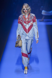 defile-gucci-printemps-ete-2018-milan-look-54.thumb.jpg.1d899065e5371d9de6cc5befec93bb04.jpg