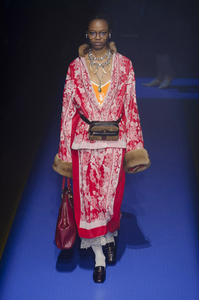 defile-gucci-printemps-ete-2018-milan-look-98.thumb.jpg.6a40eca4361d4c285a533b25ef5aaa5a.jpg