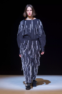 defile-hussein-chalayan-automne-hiver-2017-2018-londres-look-19.thumb.jpg.e0d605f64ced29767352d977323d5950.jpg