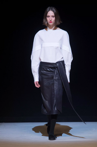 defile-hussein-chalayan-automne-hiver-2017-2018-londres-look-34.thumb.jpg.46b0a91f4d01e81278d25bfcb0761612.jpg