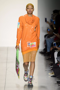 defile-jeremy-scott-printemps-ete-2018-new-york-look-6.thumb.jpg.026b94550a22e36dd39ea06f4ba05d9e.jpg