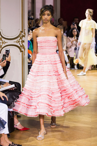defile-john-galliano-printemps-ete-2018-paris-look-12.thumb.jpg.05d165e08d4b00b00205465397adfb6d.jpg