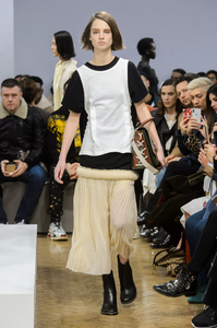 defile-jw-anderson-automne-hiver-2018-2019-londres-look-2.thumb.jpg.1f248f191325de1c19bdf3d7ba071e70.jpg