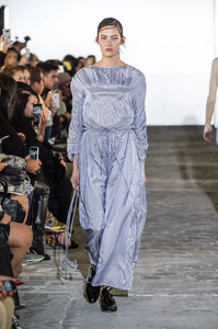 defile-kristina-fidelskaya-printemps-ete-2019-paris-look-16.thumb.jpg.246f01fb0b0dcd6b7c2ad722fe52b79b.jpg