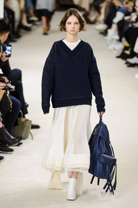 defile-loewe-automne-hiver-2018-2019-paris-look-24.thumb.jpg.60e4f36ac1b2922c223834ef8d7c526d.jpg