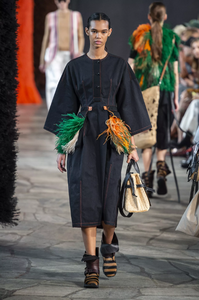 defile-loewe-printemps-ete-2019-paris-look-18.thumb.jpg.501da59c337aa3af4c3c0501523e747f.jpg